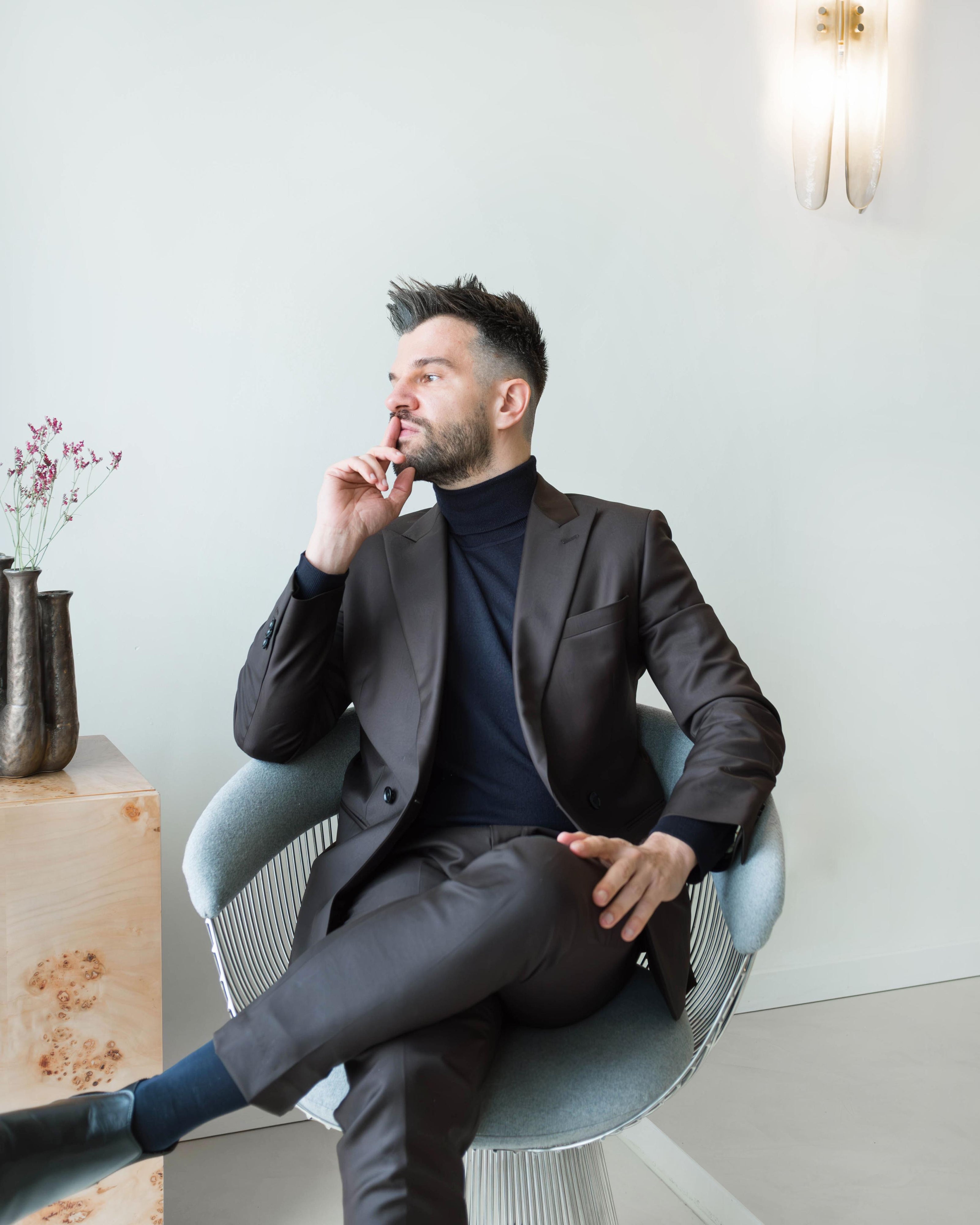Stijn Baert wearing a bespoke suit by Atelier ACÀN in Ghent and Antwerp.