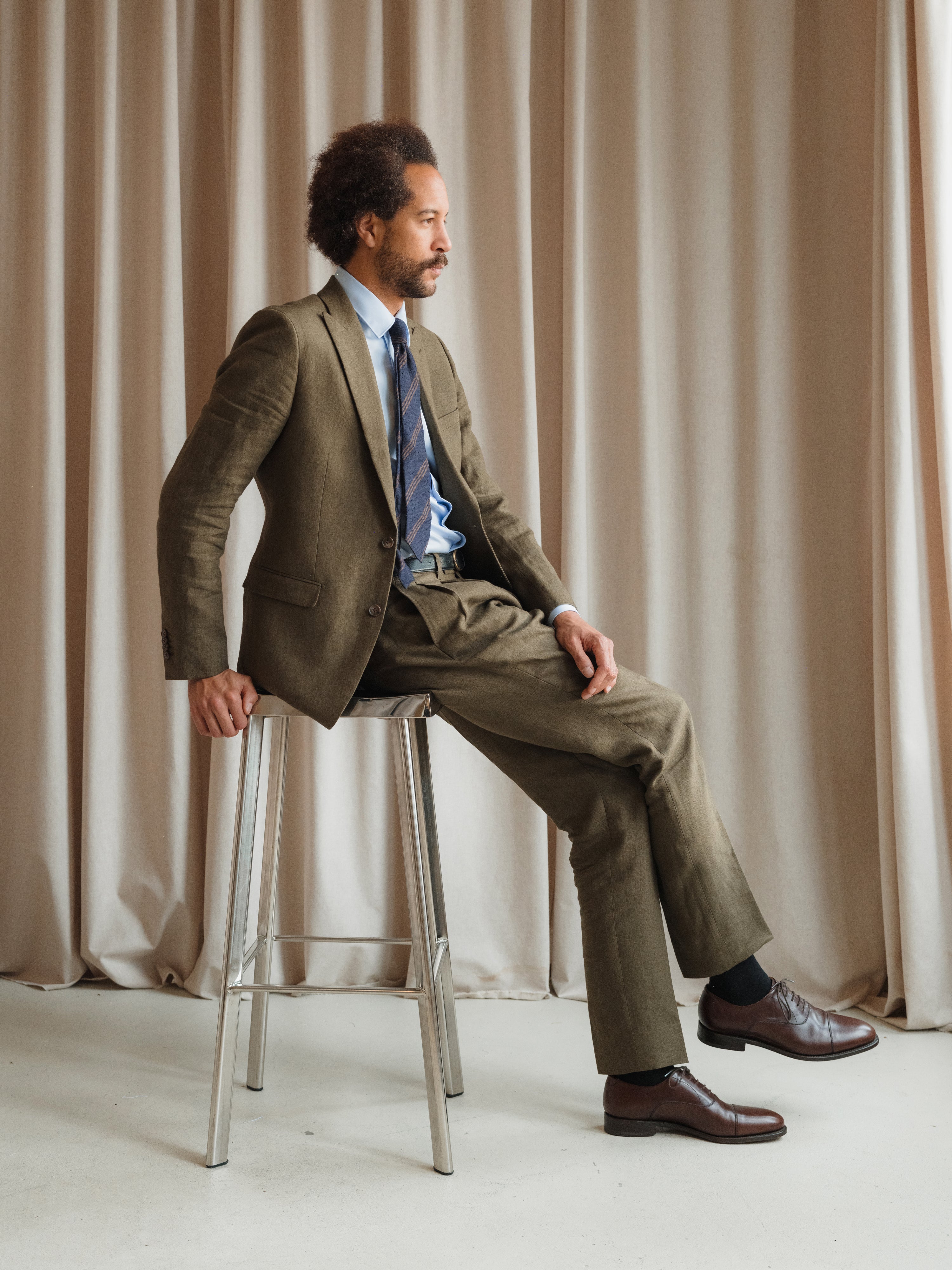 Men's bespoke brown suit by Atelier ACÀN featuring classic cut and modern fit