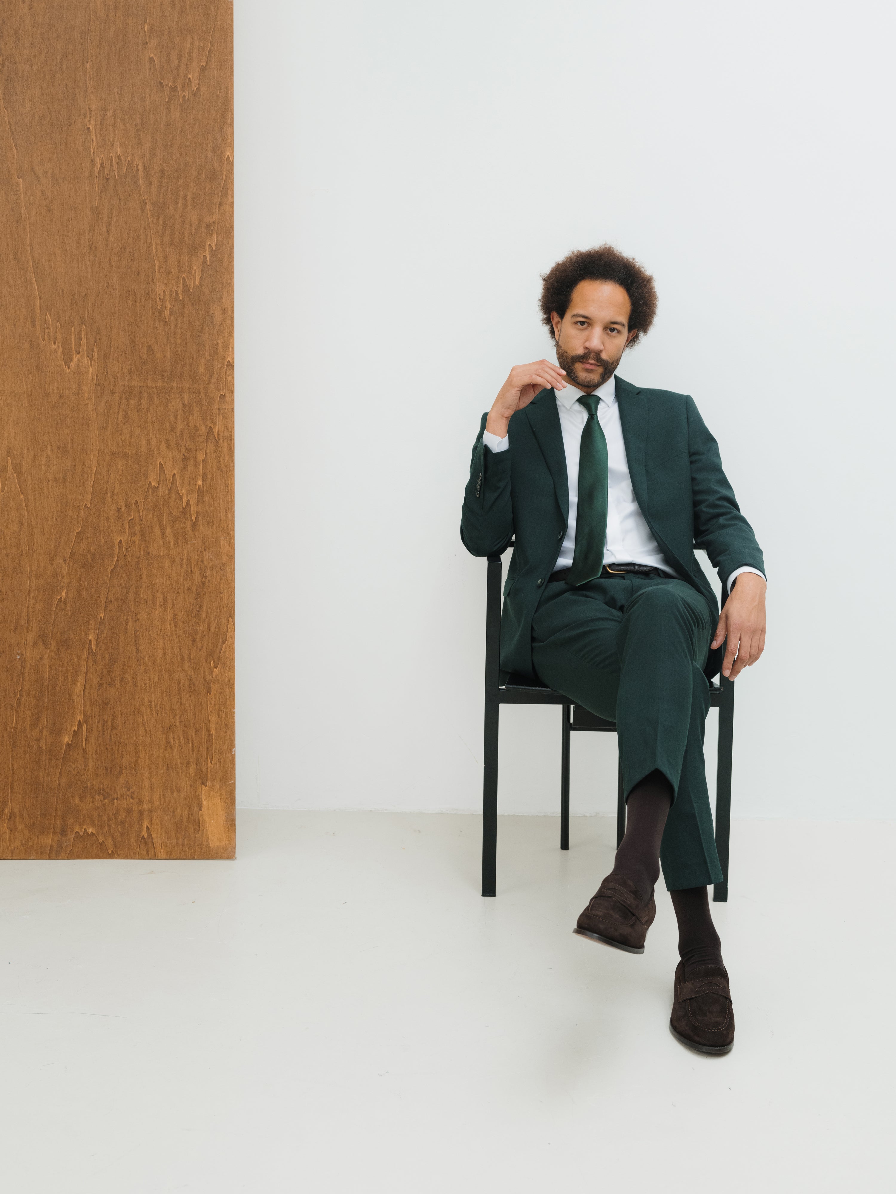 Custom-made suits in rich textures and shades, crafted with precision at Atelier ACÀN in Antwerp and Ghent.