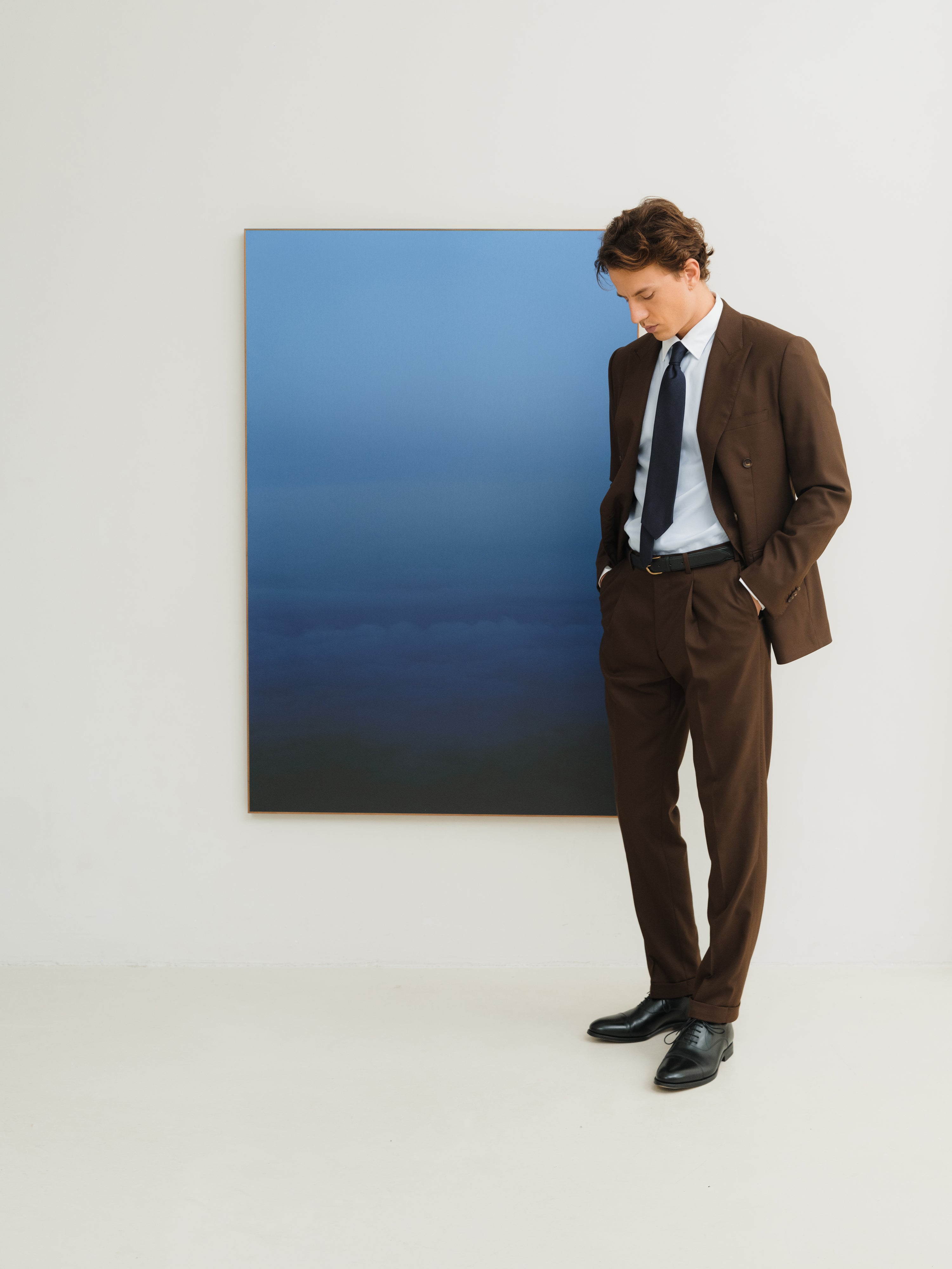 Atelier ACÀN dark brown timeless elegant suit – where luxury suits meet timeless craftsmanship.