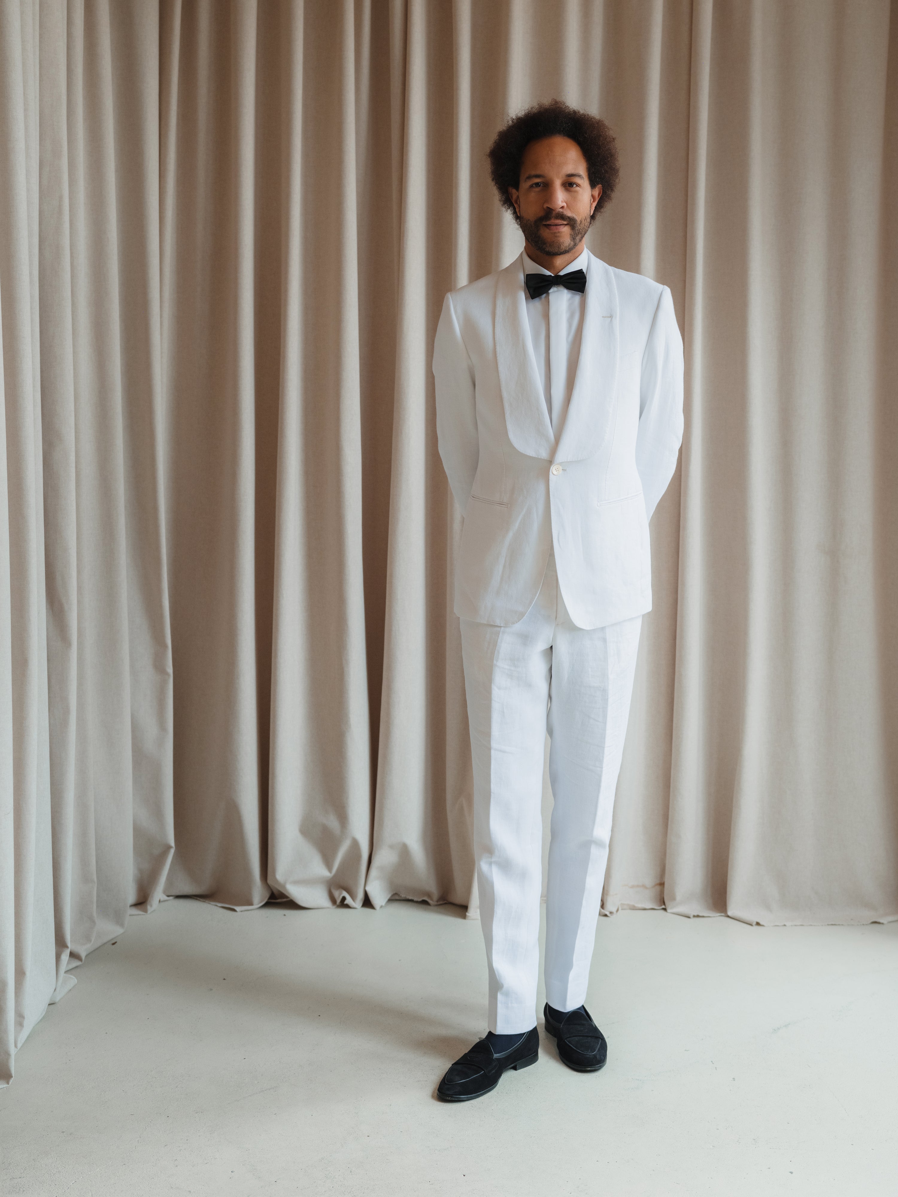 Custom-made suits in rich textures and shades, crafted with precision at Atelier ACÀN in Antwerp and Ghent.