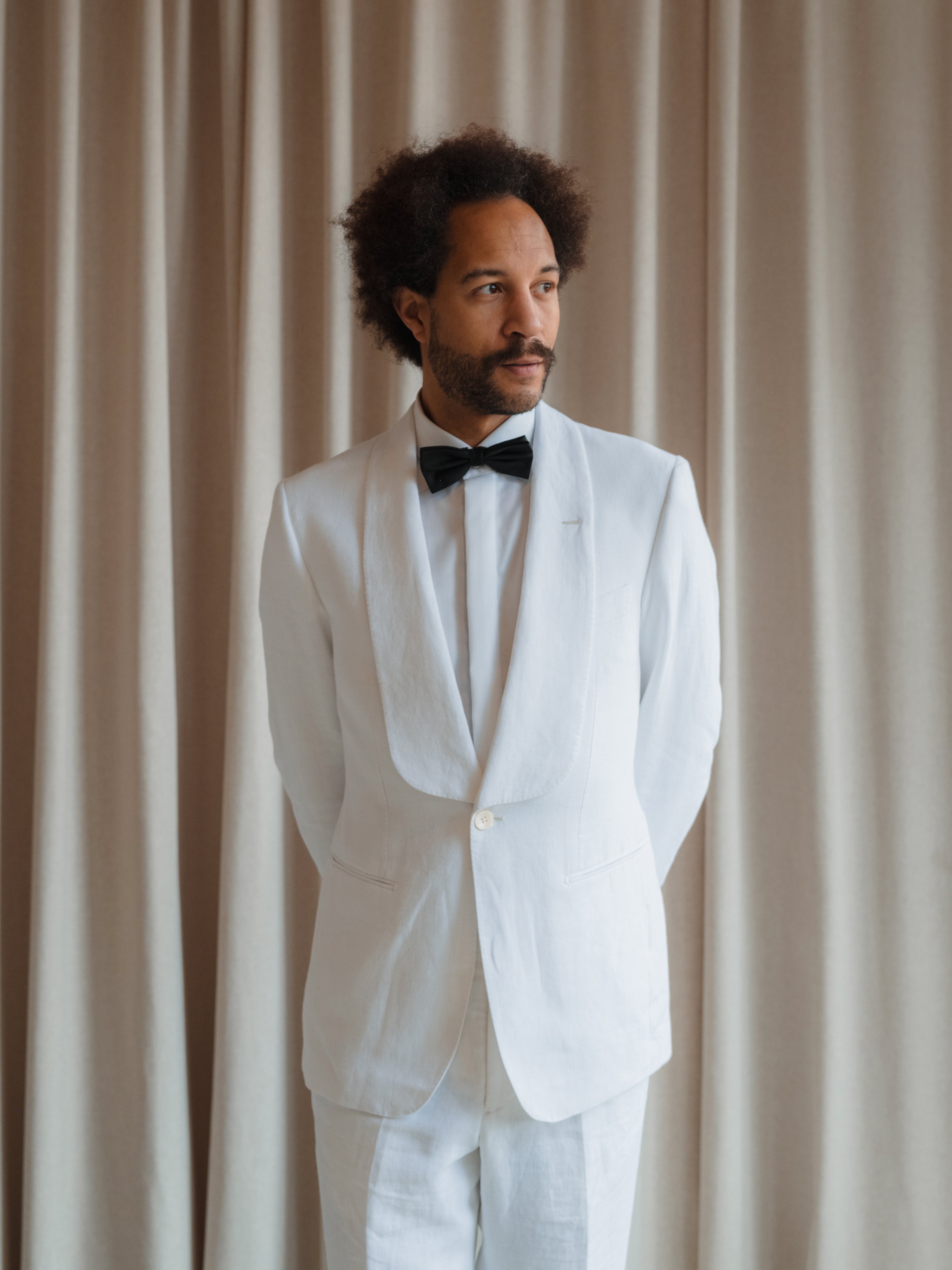 Bespoke white suit tailored by Atelier ACÀN in Antwerp and Ghent.