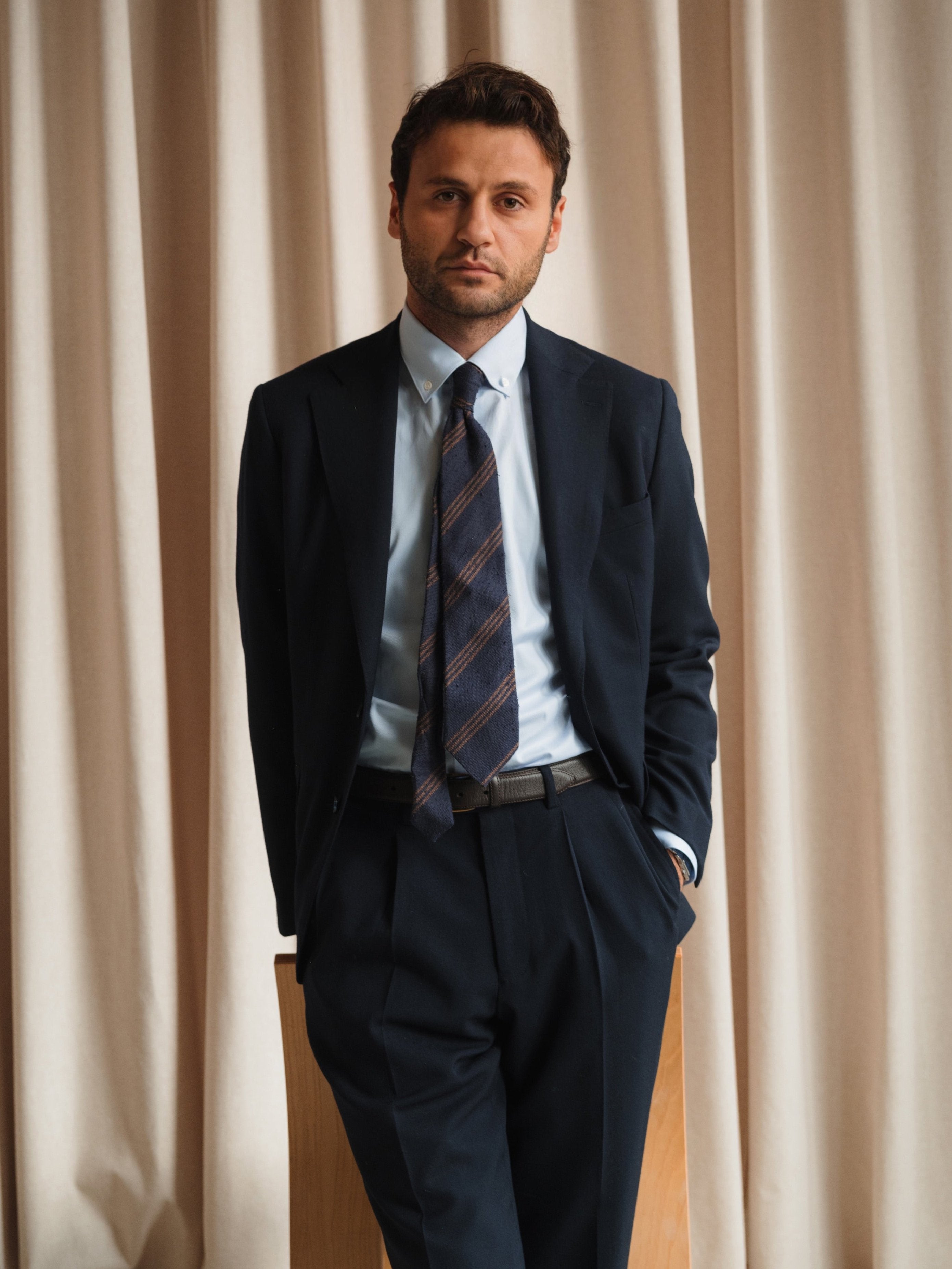 Bespoke suit on Hakan Can, founder of Atelier ACÀN. Get your own bespoke suit in a variety of styles and colors in Antwerp and Ghent.