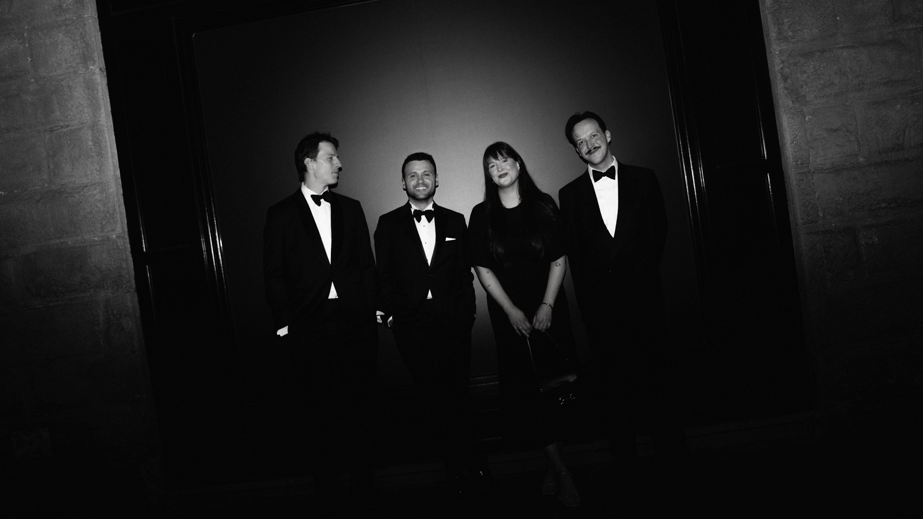 zwart witte foto van de tailors van Atelier ACAN in een elegante smoking