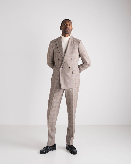 man met rolkraag en double breasted beige kostuum