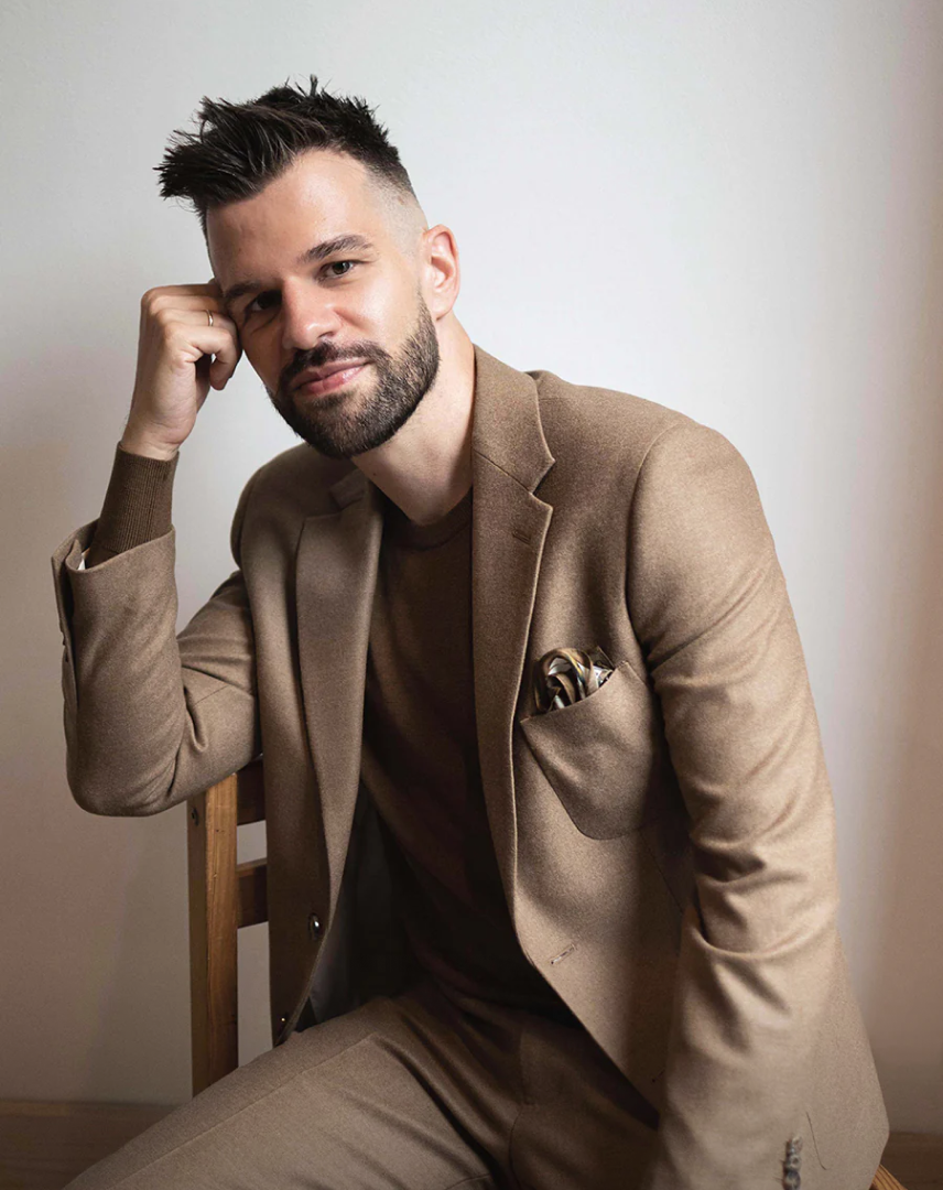 Beige made-to-measure suit on ambassador Stijn Baert with casual styling and pocket square by Atelier ACÀN
